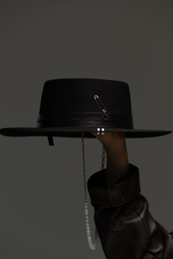 Women's felt boater hat with decor and chain, black