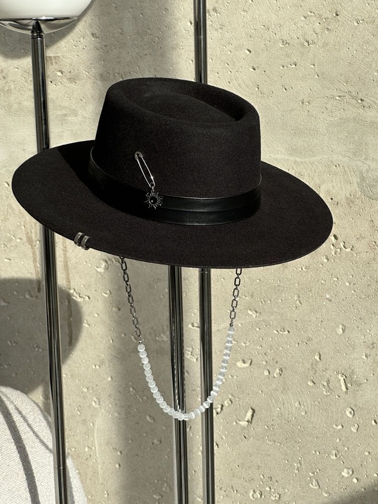 Women's felt boater hat with decor and chain, black