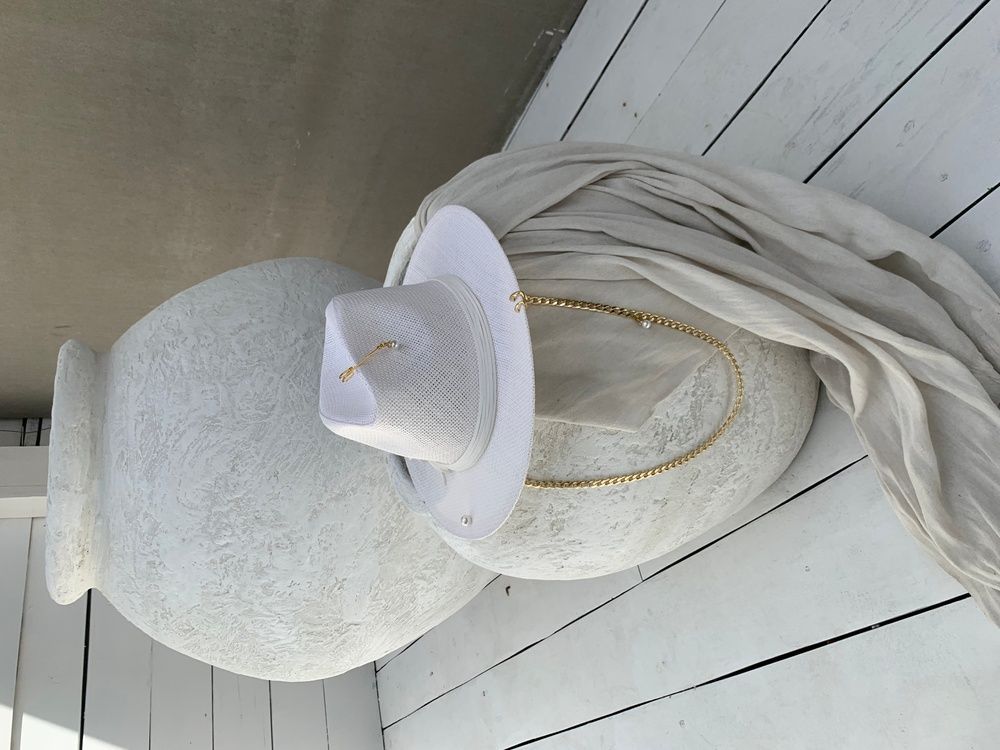 Fedora hat with decor and chains white, Белый