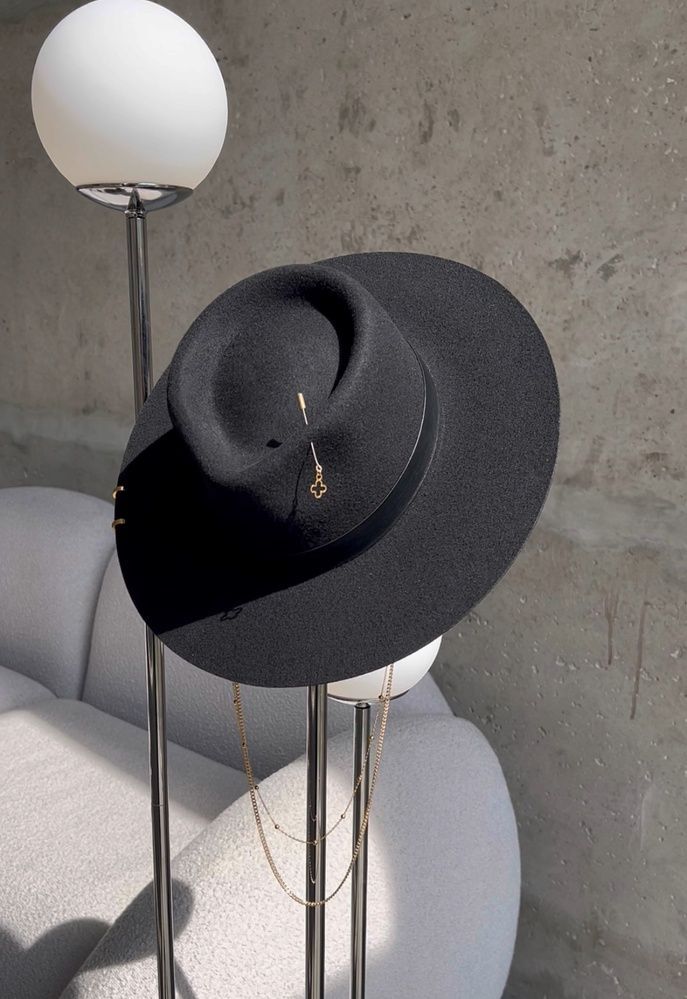 Women's felt fedora hat with decor and chain, black