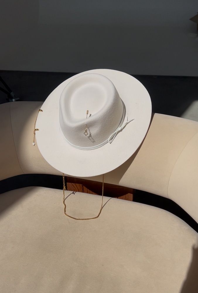 Women's felt fedora hat with decor and chain, white