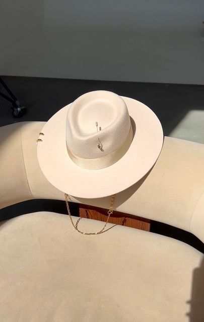 Women's felt fedora hat with decor and chain, beige
