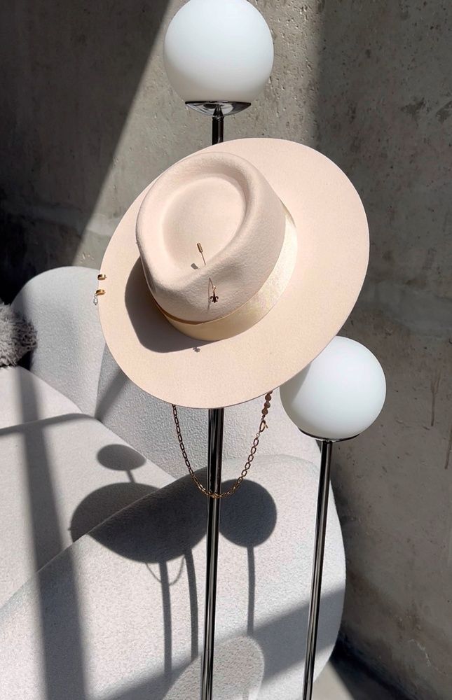 Women's felt fedora hat with decor and chain, beige