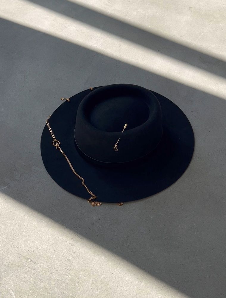 Women's felt boater hat with decor and chain, black