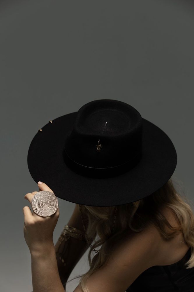 Women's felt boater hat with decor and chain, black