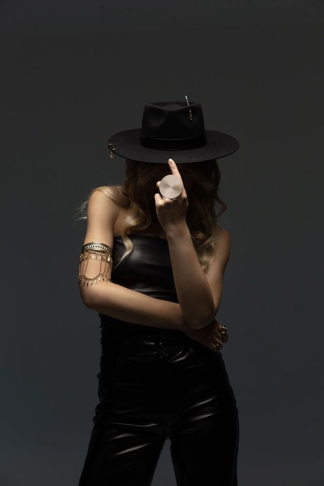 Women's felt boater hat with decor and chain, black